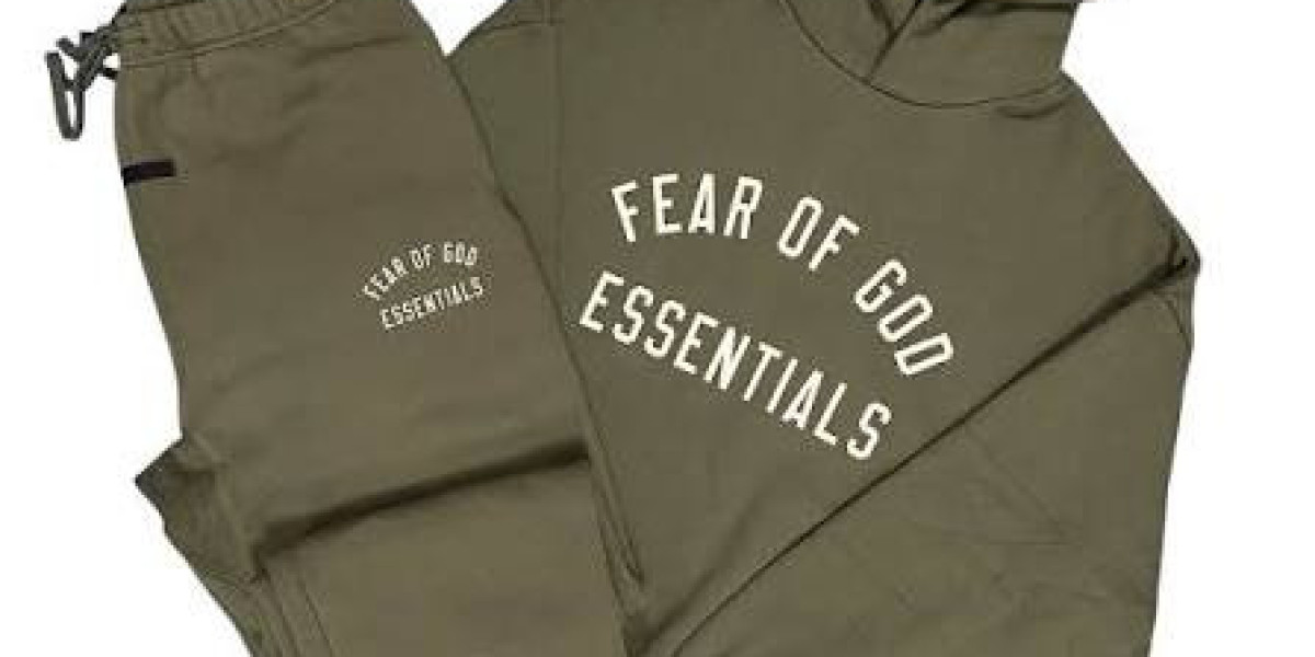 Essentials Tracksuit UK: Why It Leads Streetwear in 2026